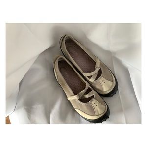 💕CLARKS PRIVO MARY JANES WITH VELCRO CLOSURE